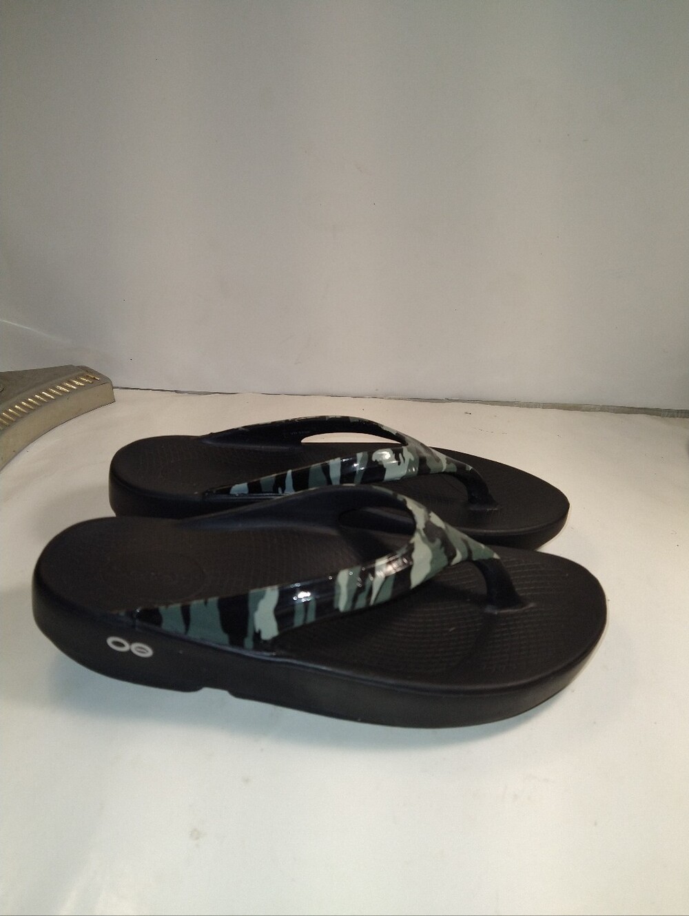 Oofos OOlala Black Green Camo Thong Recovery Sandals Women's sz 7.